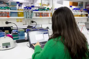 Innovación educativa en UNAB: Ayudante Virtual de biología potencia el aprendizaje con IA