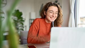 Estudio vincula la digitalización y el apoyo social con la salud de los trabajadores